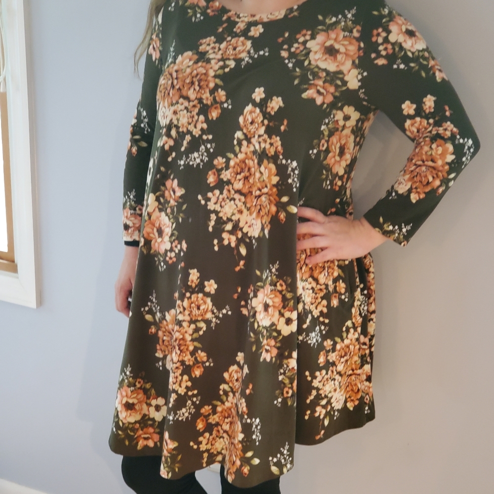 Floral flowy dress with P O C K E T S ! 🤗